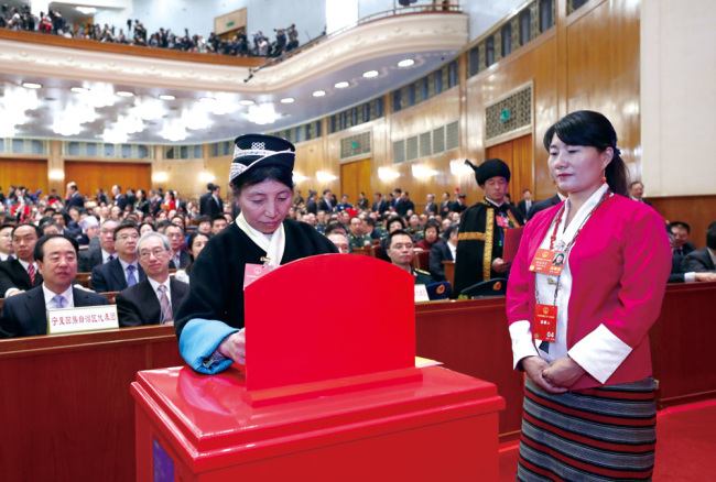 Le 18 mars 2018, les députés du 13e Assemblée populaire nationale (APN) votent lors de la première réunion au Grand Palais du Peuple à Beijing. (Photo crédit : Xinhua / Liu Weibing)