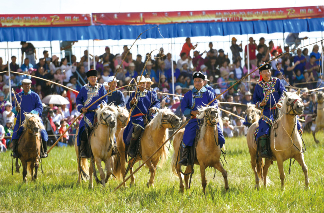 Le 13 août 2019, le Naadam d'automne 2019 de la Mongolie intérieure en cours à Uzhumchin de Xilingol. Le Naadam est un rassemblement sportif et de divertissement traditionnel pour l’ethnie Mongole. (Photo crédit : Xinhua / Peng Yuan)