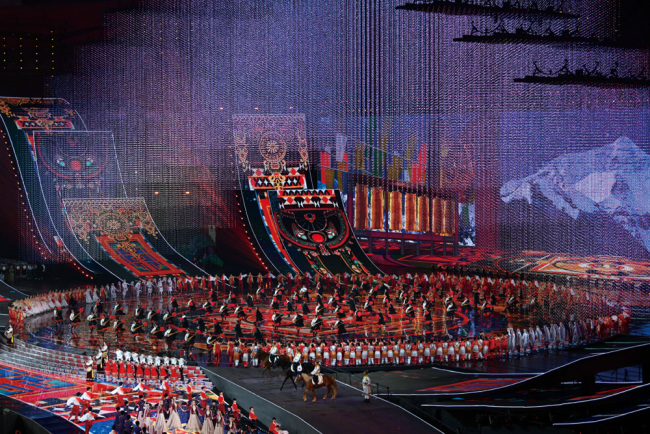 La Conférence sur le dialogue des civilisations asiatiques s'est tenue du 15 au 22 mai 2019 à Beijing. Plus de 2 000 invités, y compris des responsables gouvernementaux et représentants de divers domaines de 47 pays asiatiques et d’autres pays du monde, ont participé à cette conférence. La conférence s'est terminée par la publication de « la Déclaration de Beijing de 2019 ». Cette photo montre une scène du carnaval de la culture asiatique, qui a ébloui le stade national le Nid d’oiseau à Beijing. (Photo crédit : Xinhua / Jin Liangkuai)