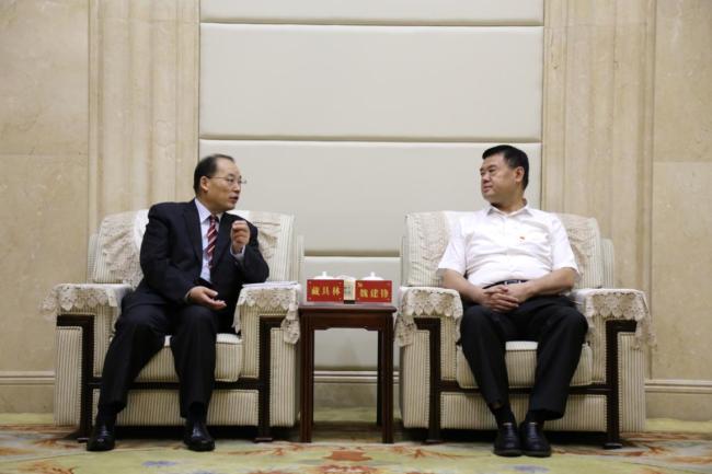 Wei Jianfeng (à droite ), secrétaire du comité du parti municipal de Weinan, lors de sa rencontre avec le président de Crionline, Zang Julin