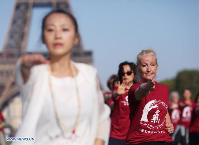 Des gens pratiquent le qigong, une gymnastique traditionnelle chinoise visant à cultiver et équilibrer l'énergie interne du corps, au Champs de Mars, à Paris, capitale française, le 14 septembre 2019. (Photo : Gao Jing)