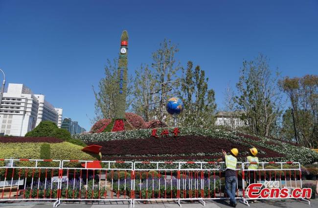 Des plates-bandes de fleurs ornementales de formes variées sur des sujets variés placées dans les rues de Beijing, le 18 septembre 2019. Dans le cadre des célébrations du 70e anniversaire de la fondation de la République populaire de Chine, une grande fête, suivie d'un défilé militaire et d'un grand rassemblement sur la place Tian'anmen auront lieu à Beijing pour la Fête nationale le 1er octobre prochain. (Photo Zhang Xinglong / China News Service)