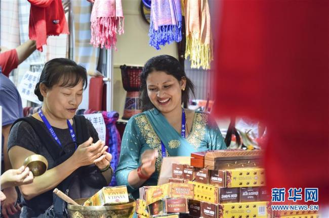 La 16e Expo Chine-ASEAN s'est ouverte le 21 septembre à Nanning, dans la région autonome Zhuang du Guangxi. Les produits des pays riverains de l’initiative de « La Ceinture et la Route » ont grandement attiré l'attention des visiteurs.