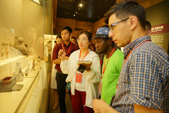 Les jeunes étrangers visitent le musée de Kaifeng