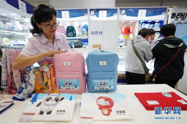 Beijing : mise en vente des produits officiels avec les mascottes des JO d'hiver 2022