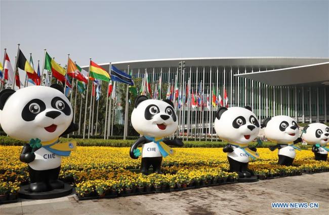 Des mascottes "Jinbao" de l'Exposition internationale d'importation de la Chine (CIIE) devant le Centre national des expositions et des congrès de Shanghai, site de la deuxième édition de la CIIE, à Shanghai, dans l'est de la Chine, le 30 octobre 2019. (Photo : Fang Zhe)