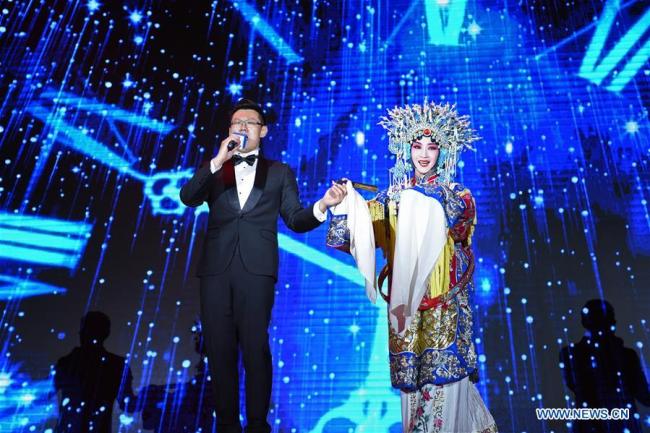 Deux acteurs se produisent lors de la cérémonie d'ouverture du 6e festival historique et culturel de Qianmen, dans le centre-ville de Beijing, capitale chinoise, le 1er novembre 2019. Le festival a débuté vendredi avec une série d'expositions et de salons culturels à thème. (Photo : Chen Zhonghao)