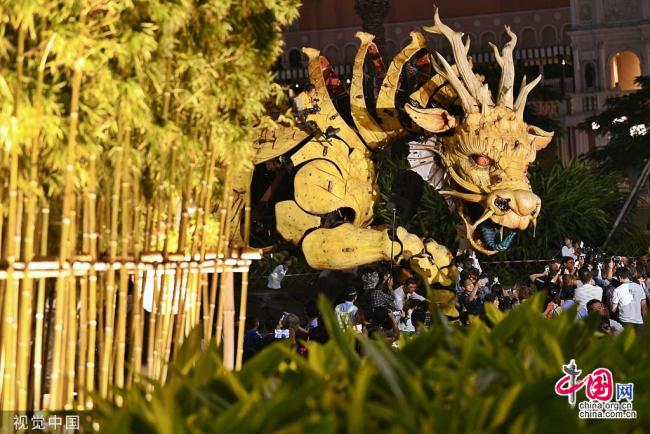 Le cheval-dragon Long Ma, une imposante créature mécanique de 12 mètres de haut conçue par la compagnie nantaise La Machine, a participé les 22 et 24 novembre à un défilé à Macao, dans le cadre des célébrations du 20e anniversaire de la rétrocession de Macao à la partie continentale de la Chine.