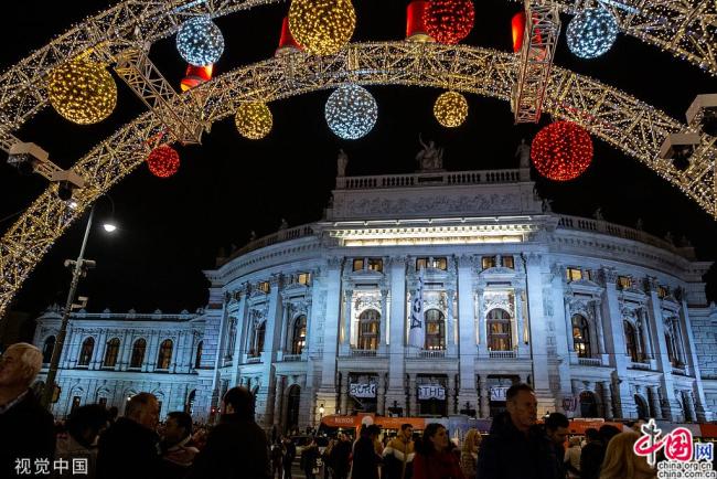 Des visiteurs admirent des lumières de Noël et des petits stands en plein air proposant des souvenirs au marché de Noël de la Rathaus Platz à Vienne, en Autriche, le 15 novembre 2019. (Photo / VCG)