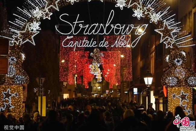 Photo prise le 22 novembre 2019, montrant une vue nocturne de gens marchant sous des décorations de Noël lors de la journée d'ouverture du 450e marché de Noël traditionnel de Strasbourg, dans l'est de la France. (Photo / VCG)