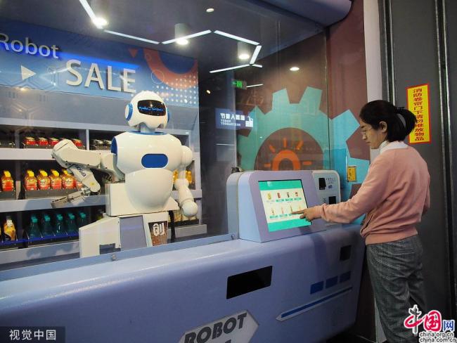 Le 20 novembre, un robot vendeur dans une petite boutique au centre d’échanges culturels et techniques des adolescents de Song Qingling, à Beijing, a attiré beaucoup d’attention. Quand un client s’approche, le robot le salue de sa propre initiative et lui offre une boisson s’il commande quelque chose sur l’écran tactile.