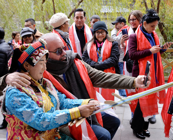La délégation visite le village de Taoping de l’ethnie Qiang