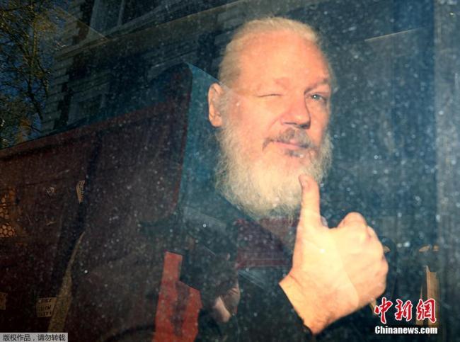 Le 11 avril, à Londres, en Angleterre, le fondateur de WikiLeaks Julian Assange arrive au tribunal de district de Westminster après son arrestation. Photo prise par Hannah Mckay.