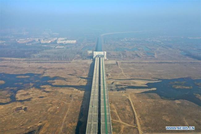  Photo aérienne prise le 9 décembre 2019 montrant l'aqueduc de Shahe du trajet médian du projet d'adduction d'eau du sud vers le nord dans la province chinoise du Henan (centre). (Photo : Feng Dapeng)