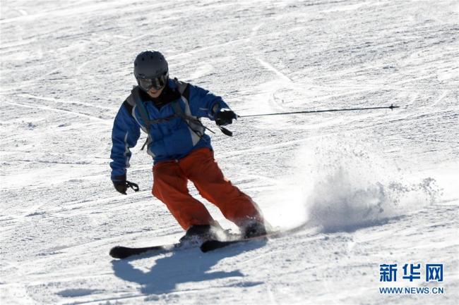 Photos prises le 8 décembre, montrant la joie d’amateurs de ski dans la région autonome ouïghoure du Xinjiang. Avec les baisses de températures, de plus en plus de stations de ski du Xinjiang ouvrent au public.