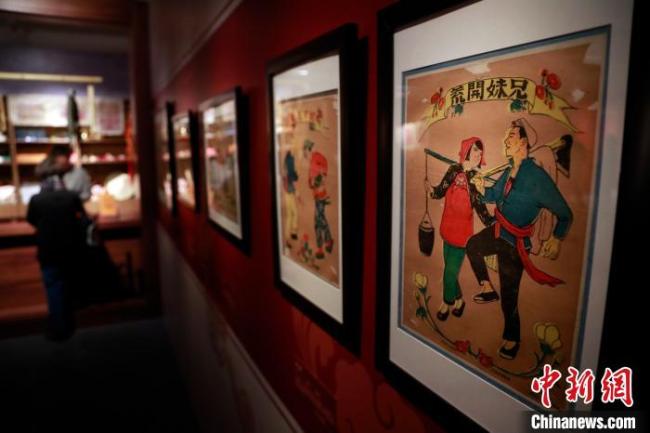 Une exposition d’estampes traditionnelles du Nouvel An chinois a ouvert ses portes le 5 janvier à Shanghai, présentant au public 87 groupes d’œuvres issues du Musée des Trois Gorges de Chongqing et du Musée d’histoire de Shanghai. (Photo : Tang Yanjun/Chinanews)     