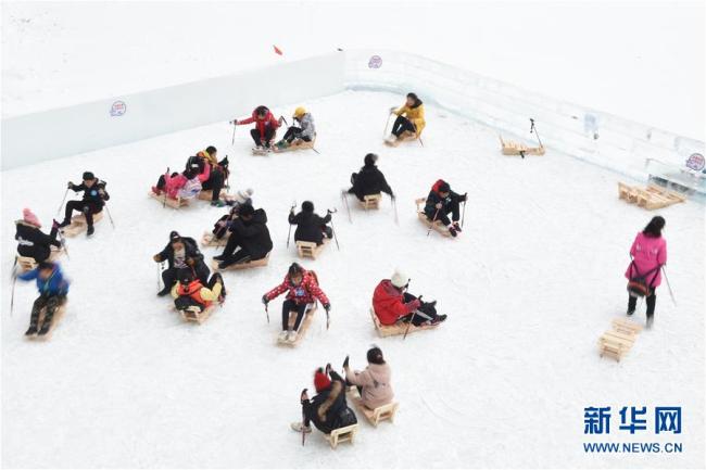 Les jeunes Pékinois découvrent les sports d'hiver au Nid d'oiseau