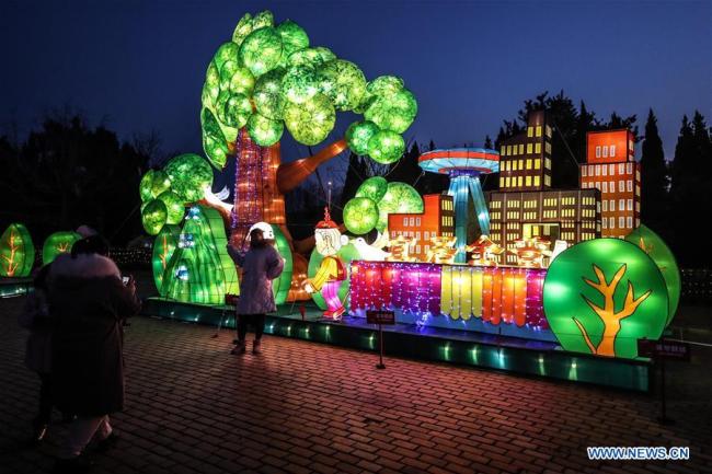 Un touriste prend des photos lors d'un festival des lanternes à Dalian, dans la province du Liaoning (nord-est de la Chine), le 17 janvier 2020. (Xinhua/Pan Yulong)