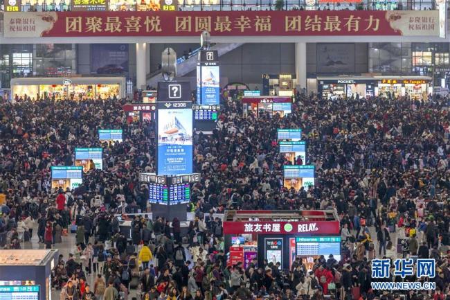 Photos prises le 19 janvier dans la salle d’attente de la gare de Hongqiao, à Shanghai. La période de pic de voyages avant la fête du Printemps a débuté le 10 janvier à travers la Chine. Selon le bureau de chemin de fer de Shanghai, la gare de Hongqiao a déjà enregistré 21,25 millions de voyages en neuf jours depuis le 10 janvier, avec une augmentation de 14,5% par rapport à l’année précédente.