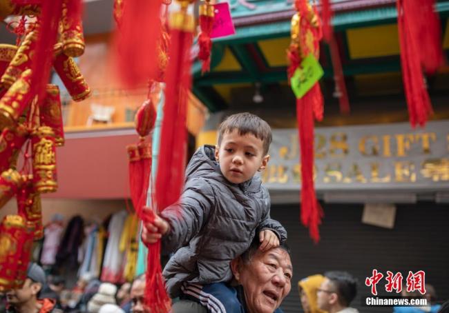 Les Chinois du quartier de Chinatown à San Francisco se préparent pour l'arrivée du Nouvel An chinois. Un marché aux fleurs de la fête du Printemps y est organisé tous les ans, et de nombreux visiteurs ont répondu présents pour assister à cet événement.