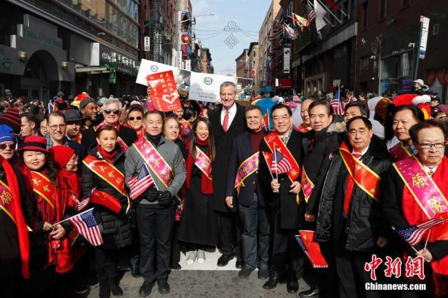 Le 3 février, le 21e défilé des chars de New York a eu lieu au quartier de Chinatown. A cette occasion, les Chinois de la ville ont défilé pour encourager Wuhan face à l’épidémie de nouveau coronavirus.