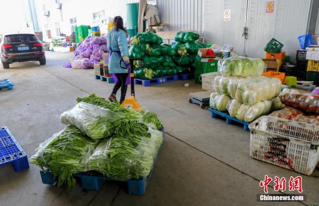 Le 18 février, des employées sont en train de trier des légumes dans une société coopérative siégée dans le district de Dongxihu à Wuhan. Ces derniers jours, la ville de Wuhan a publié une directive pour assurer l’offre des légumes pendant l’épidémie.
