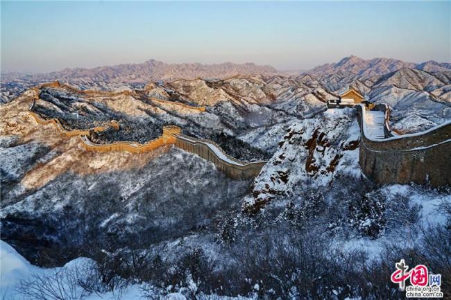 Le 14 février, de fortes chutes de neige ont frappé le nord de la Chine pendant 12 heures consécutives, après lesquelles la section de Jinshanling de la Grande Muraille s’est retrouvée recouverte par une épaisse couche de neige.