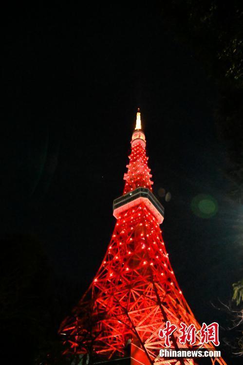 Le 18 février, la tour de Tokyo a été illuminée en rouge afin d’encourager la Chine dans la lutte contre l’épidémie de COVID-19.