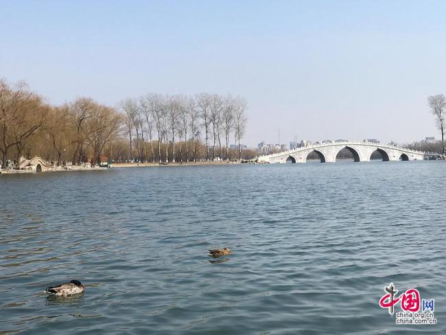 Les photos ci-dessous nous dévoilent un Beijing « ralenti » par l’épidémie de COVID-19, où l’on ne voit presque plus personne dans les rues, les centres commerciaux ou les parcs urbains.