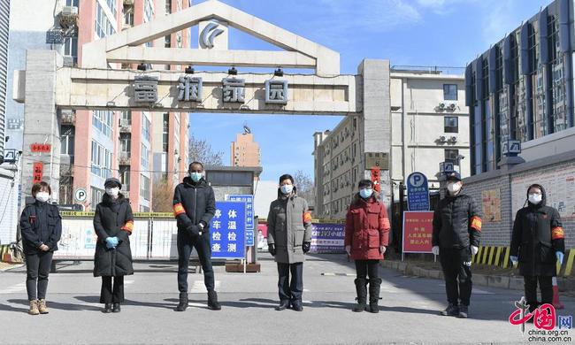 Un jeune Africain sert en tant que bénévole dans un quartier à Beijing pour lutter contre l’épidémie