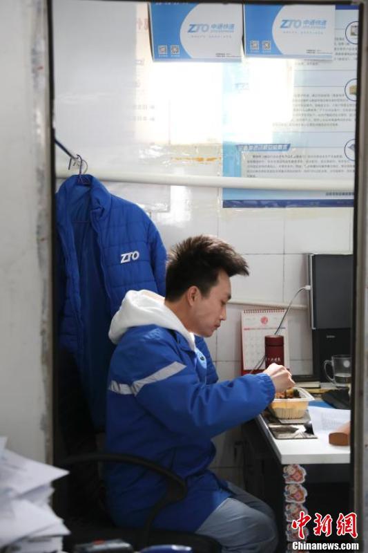 En photos : la journée d’un jeune livreur à Beijing