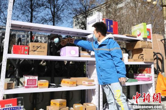 En photos : la journée d’un jeune livreur à Beijing