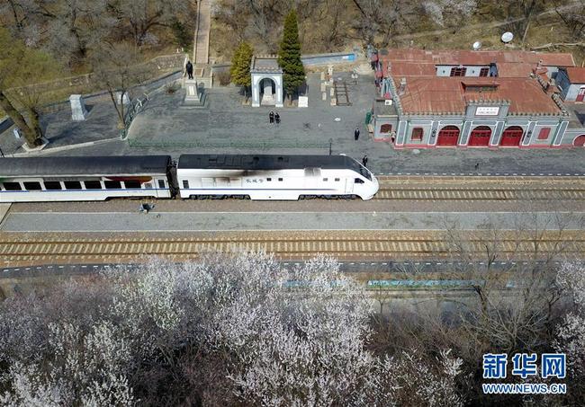 Photo aérienne prise le 8 avril, montrant un train stationnant à la gare de Qinglongqiao sur la ligne de chemin de fer Beijing-Zhangjiakou, à Beijing. Chaque année, durant la saison de la floraison des fleurs, cette gare centenaire attire de nombreux visiteurs. (Photos: Zhang Chenlin/Xinhua)