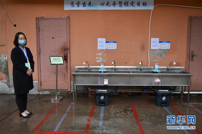 Le 8 mai, l'école secondaire Chenjinglun de Beijing a pris plusieurs mesures préventives contre le COVID-19 pour assurer la rentrée scolaire des classes de terminale. Les élèves de terminale de l'école reprendront les cours le 11 mai.
