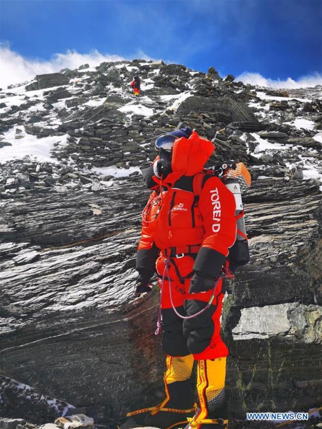Une équipe chinoise de huit alpinistes tentent d'atteindre le sommet du mont Qomolangma mercredi