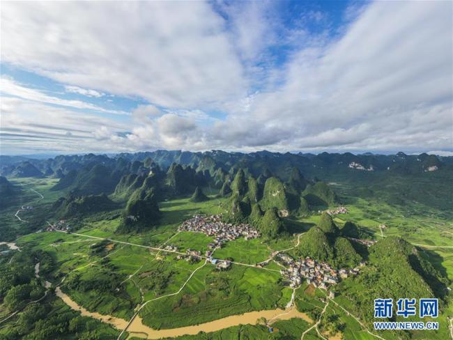 Photos aériennes prises le 25 mai, montrant les paysages pittoresques du village de Chonglou, dans la région autonome Zhuang du Guangxi (sud). (Photos : Cao Yiming/Xinhua)