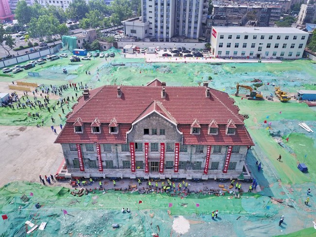 Le 10 juin, le pavillon principal d'un ancien couvent catholique de Jinan, un bâtiment du patrimoine culturel de la ville vieux de plus de 120 ans, a été déplacé de 70 mètres en deux heures. Des travaux de restauration seront lancés après la relocalisation.