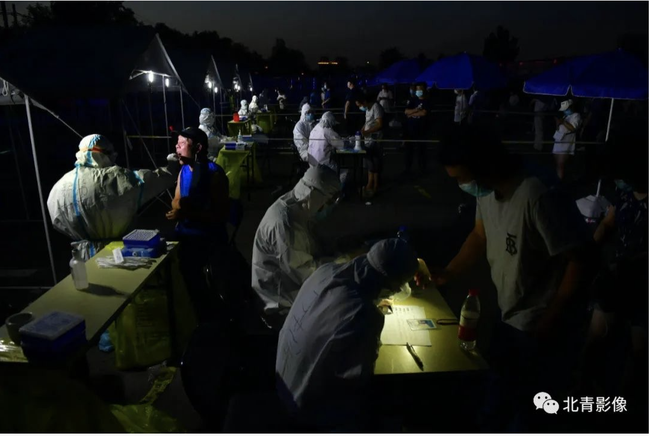 La nuit, dans la fraîcheur, le travail continue.<br>