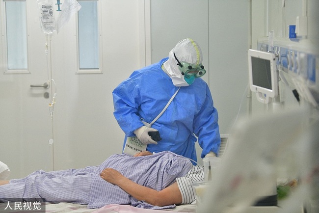 16 juin : une infirmière traite un patient atteint du COVID-19 dans une salle d'isolement à l'hôpital Ditan de Beijing. (Photos : Peng Ziyang/Xinhua)