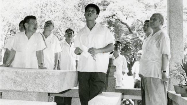 En août 1978, Xi Zhongxun menait une enquête dans le comté de Boluo dans la province du Guangdong (celui qui se tient au milieu de la première rangée sur la photo est Xi Jinping).