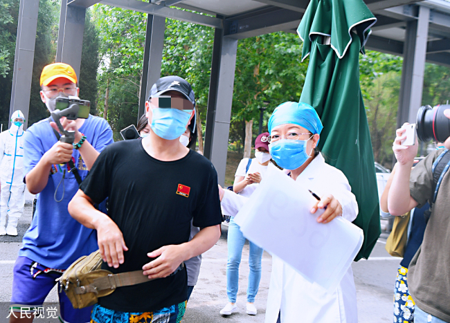 Sortie de l'hôpital d'un chauffeur de bus de Beijing, le premier patient guéri de la dernière résurgence épidémique du marché de Xinfadi