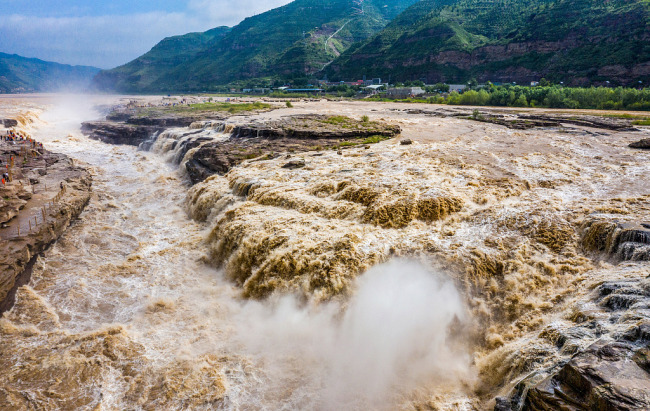Photos prises le 5 juillet, montrant les paysages magnifiques des chutes de Hukou, dans la province du Shanxi (nord). En raison des précipitations dans les régions en amont, les chutes d'eau de Hukou ont enregistré des courants violents et rapides depuis quelques jours.