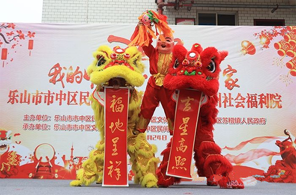 La danse du lion<br>Photo : Département de la communication du Comité du PCC de l’arrondissement de Shizhong de la ville de Leshan<br>