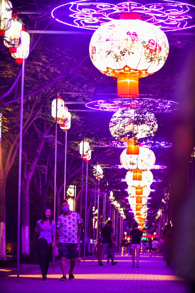 Différentes formes de visites nocturnes à Luoyang ont attiré de nombreux visiteurs et stimulé l'économie. 
