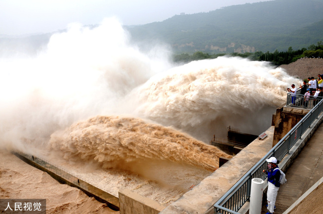 Le réservoir sur le fleuve Jaune de Xiaolangdi évacue son trop-plein d'eau