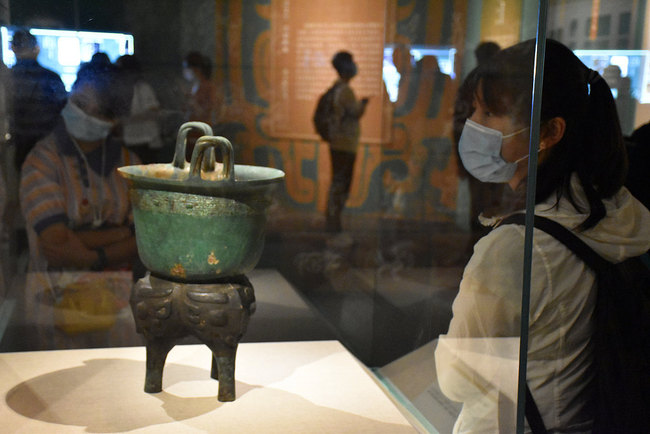 Le Hezun, plus ancien artefact portant les caractères « Empire du Milieu », exposé à Beijing