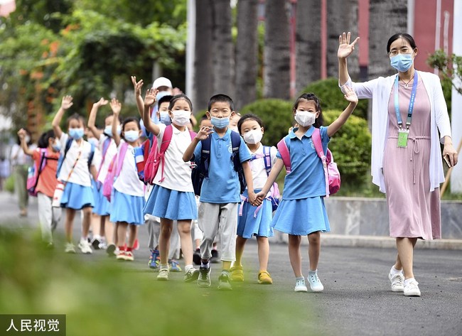 Les élèves des lycées, ceux de première et troisième années du premier cycle du secondaire et de première année du primaire ont repris les cours le 29 août à Beijing. 