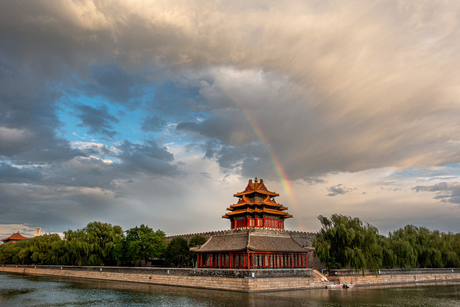 Un arc-en-ciel vu dans le ciel au-dessus du Musée du Palais, plus connu sous le nom de Cité Interdite, le 3 septembre 2020 à Beijing. 