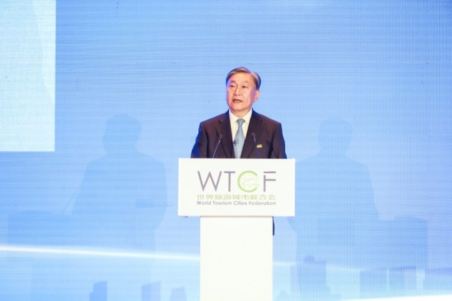 Chen Dong, secrétaire général de la Fédération mondiale des villes touristiques et directeur du Bureau municipal de la culture et du tourisme de Beijing, prononce un discours