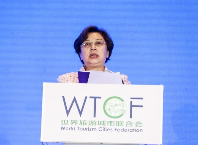 Wang Hong, vice-présidente exécutive du Conseil de la Fédération mondiale des villes touristiques et maire adjointe de Beijing, prononce un discours